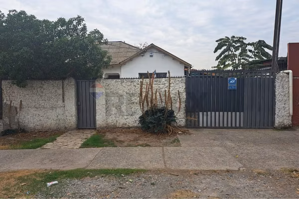 Amplia casa con gran potencial de remodelación