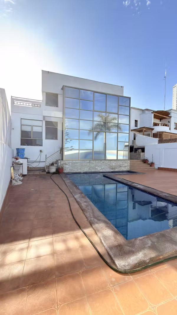 Hermosa Casa en Av. Salvador Allende
