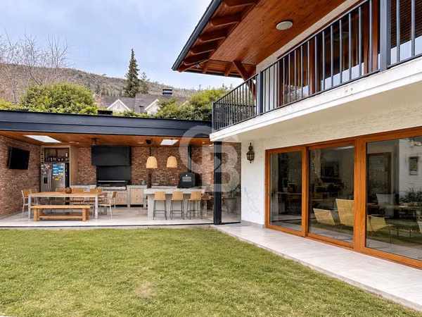 Amplia casa con espectacular quincho cercana a Newland.