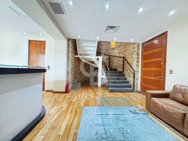 Oficina duplex amoblada 250 m2