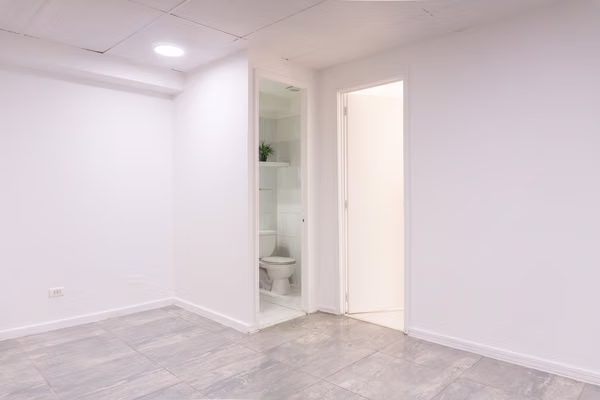 Oficinada remodelada frente a Metro Los Leones, 30 m2