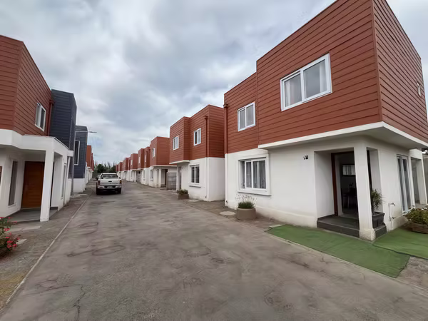 NUEVA CASA EN CONDOMINIO EN PLENO CENTRO DE MALLOCO