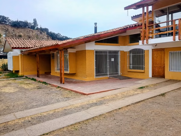 Se Arrienda Amplia Casa para Uso Comercial, Centro Quillota