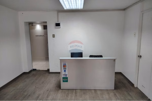 Estupenda oficina rebajada ubicada en agustinas