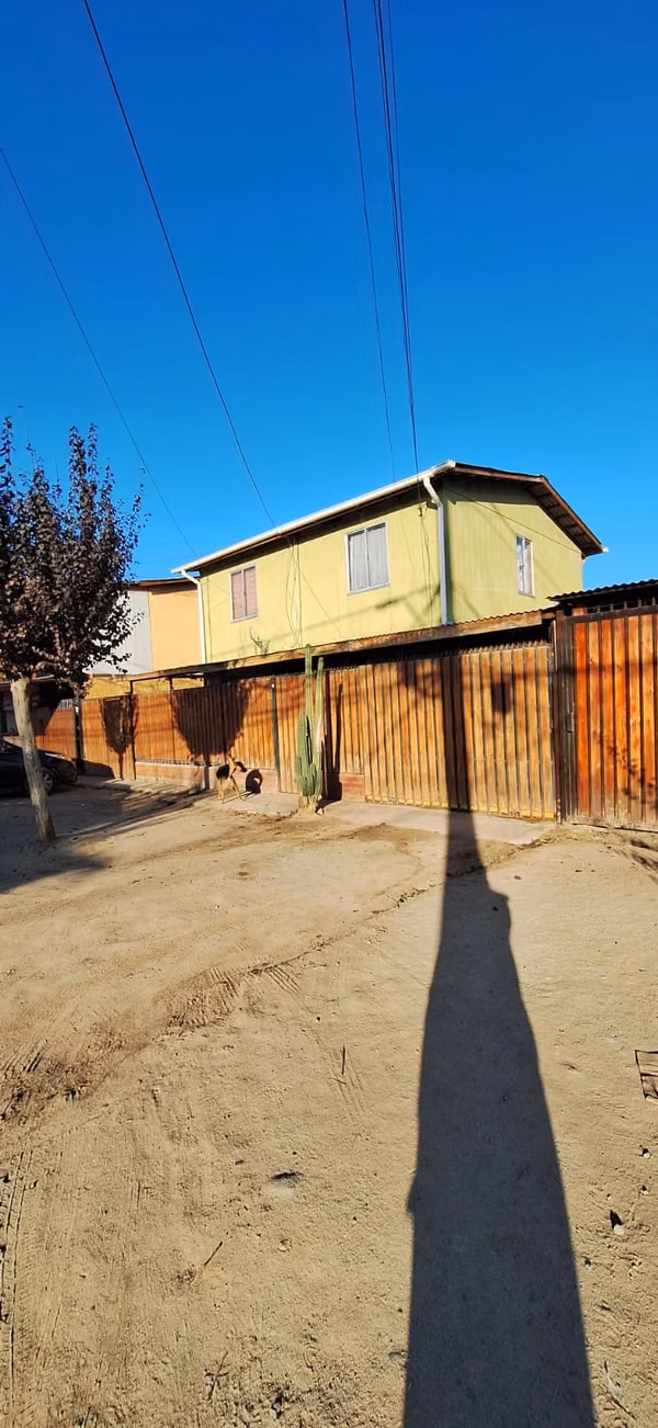Casa dos pisos en venta oportunidad