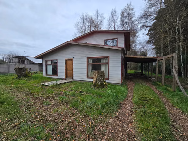 Terreno Urbano de 2,5 Ha con Orilla de Río y 3 Construcciones