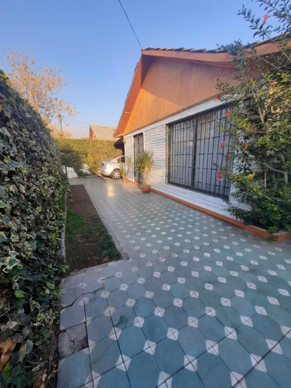 AMPLIA CASA Y TERRENO EN MACUL, EXCELENTE OPORTUNIDAD