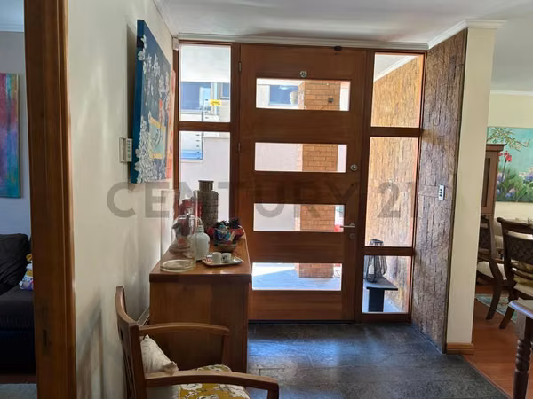 Se vende iluminada casa en Lomas de Montemar