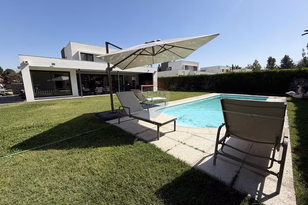 Amplia casa con piscina y quincho en chicureo