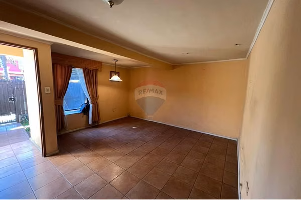 Casa en peñalolén, excelente conectividad