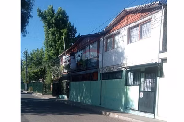 Casa esquina frente a plaza a pasos av. gabriela