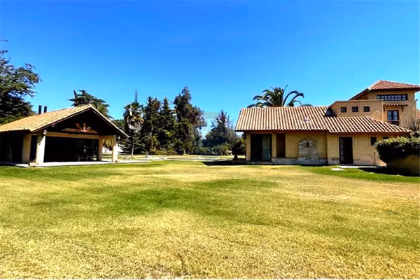 Gran terreno y bella casa en calera de tango