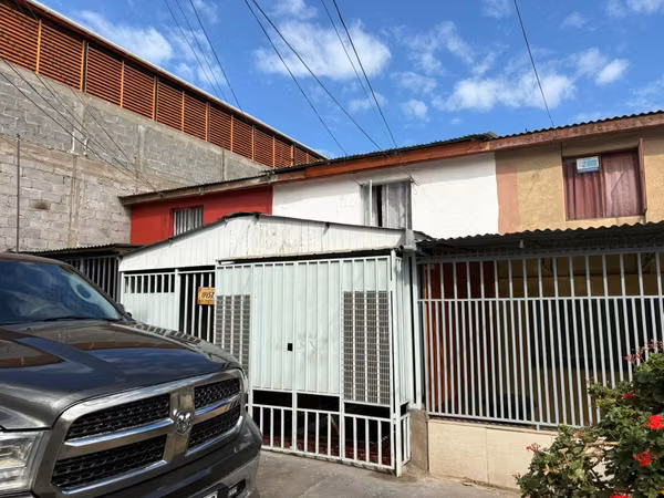 Se Vende Amplia Casa Familiar Con Terraza Y Estacionamiento
