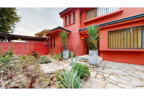 Casa en venta con gran patio y piscina