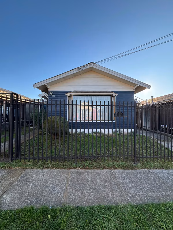 Se vende casa ubicada en el sector Los Fundadores, Valdivia.
