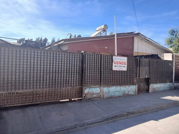 SE VENDE CASA EXCELENTE CONECTIVIDAD  EN AV. LEONIDAS PEREZ