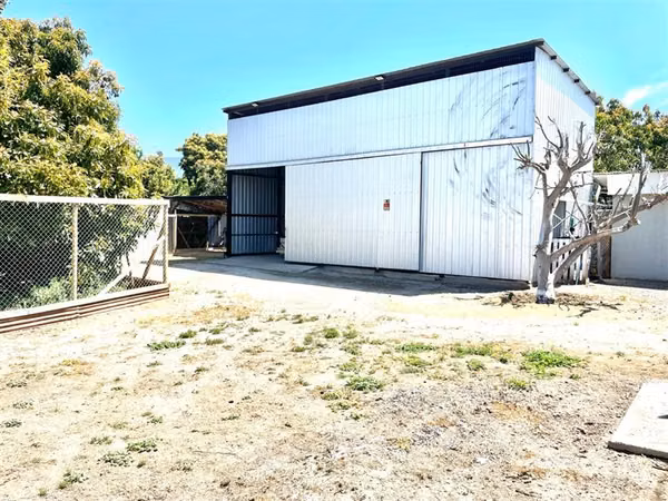 Bodega en arriendo en La Cruz, ideal para empresas.