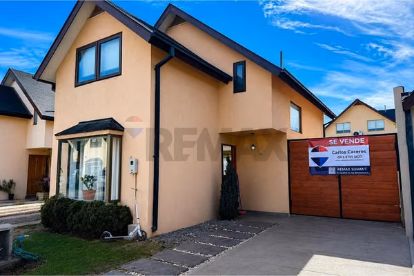 Hogar ideal en colina: encanto y comodidad