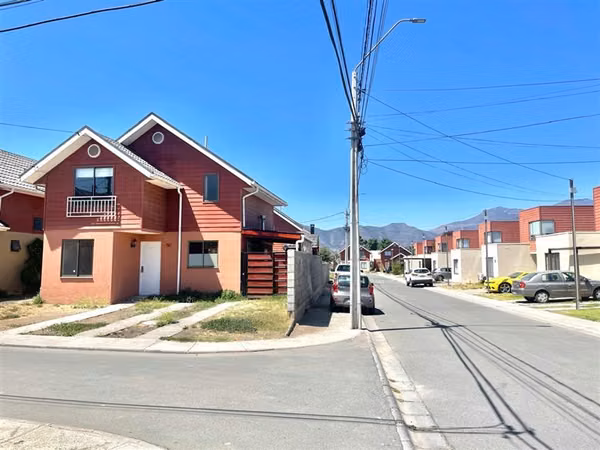 Casa en arriendo, de 4 dormitorios y 3 baños, en La Cruz