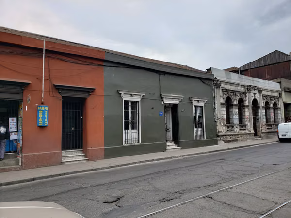 CASA EN AGUSTINAS AL LLEGAR A AVDA. CUMMING: 420 m2 T / 360 m2 C