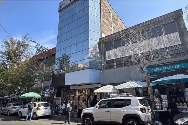 Gran edificio comercial de 5 pisos