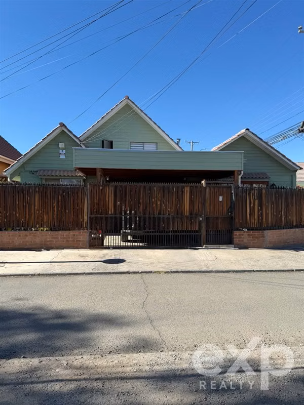casa con piscina de 5 dormitorios al frente de una plaza