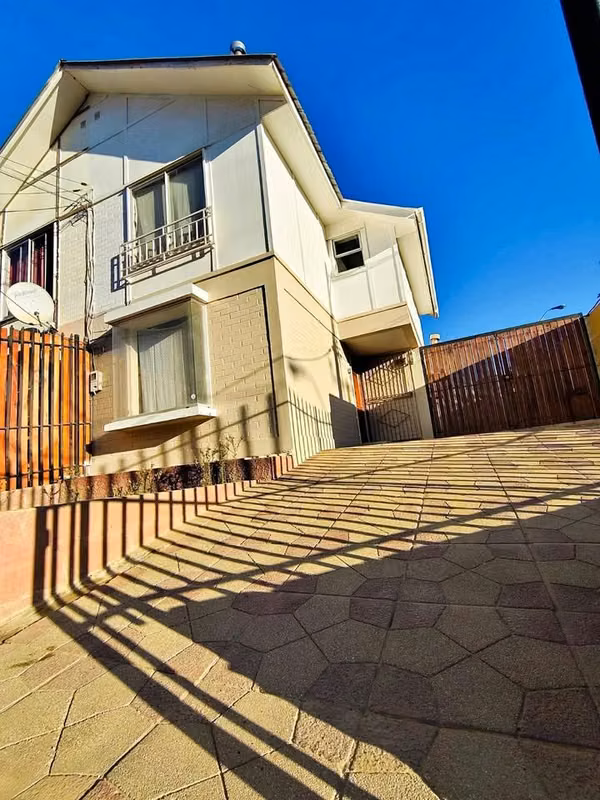 Casa esquina en venta con patio amplio y 3 estacionamientos – Villa Alemana