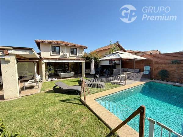 Casa en venta 5D 4B SE Piscina quincho en Ayres de Chicureo
