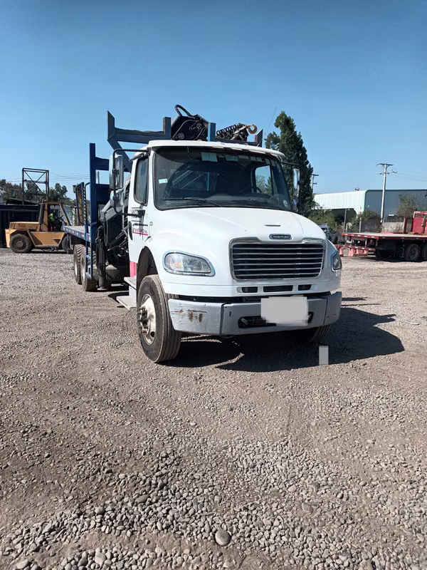 Freightliner M2 106 con Grua