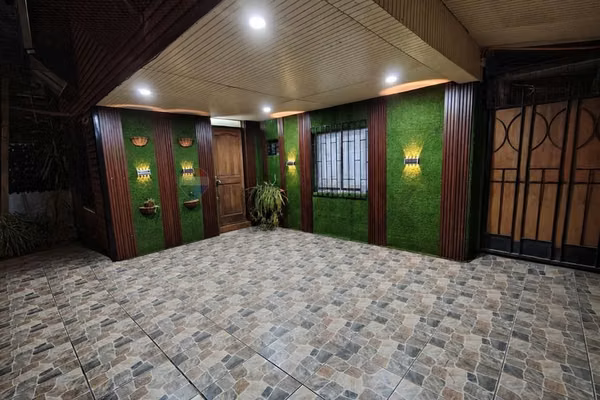 Casa esquina con segunda vivienda independiente