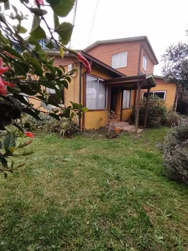 Amplio terreno con dos casas en los Huertos Familiares