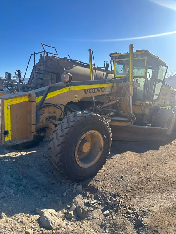 MOTONIVELADORA OPERATIVA MARCA VOLVO MODELO G940 AÑO 2013