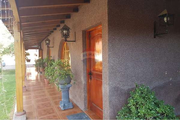 Se vende casa con piscina en conchalí