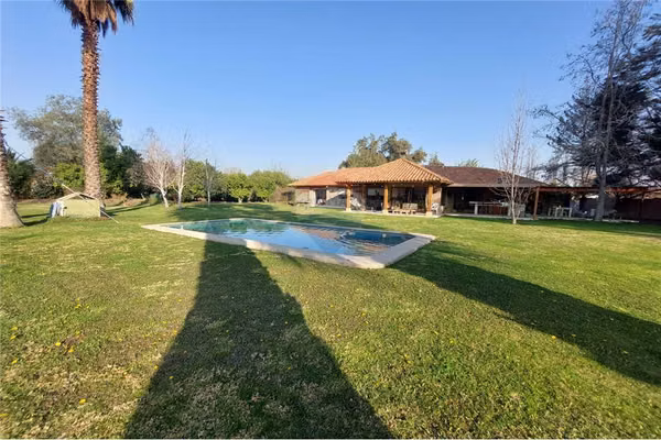 Casa chilena de un piso, gran jardín algarrobal