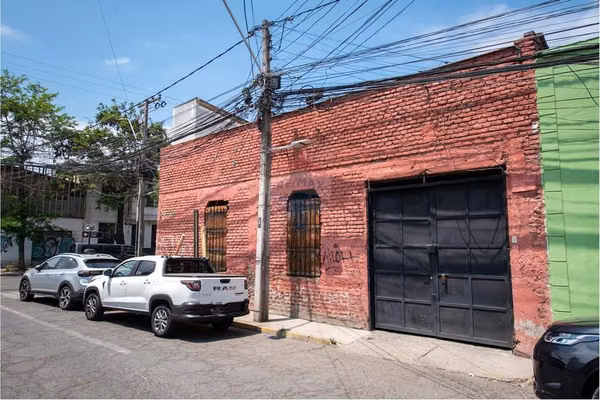 Casa oficina y bodega  de uso comercial