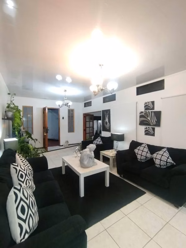 Vendo Hermosa Casa, Excelente Ubicación, 5dormitorios 2baños 2Estacionamientos