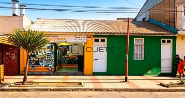 En Venta , Propiedad Comercial + Casa Habitación en el Centro de Quintero.