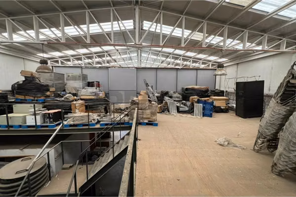 Exclusivo galpón comercial en club hípico, stgo.