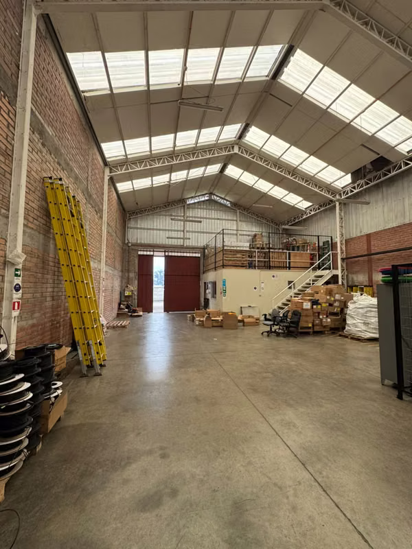 Arriendo bodega de 262 m2 con oficina en Chillán