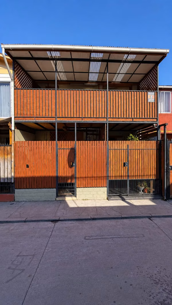 Casa 6 dormitorios y terraza cubierta en Pudahuel Sur