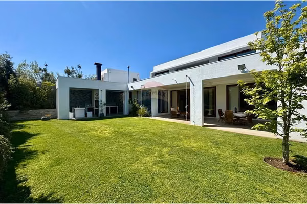 Casa moderna en condominio exclusivo de la dehesa