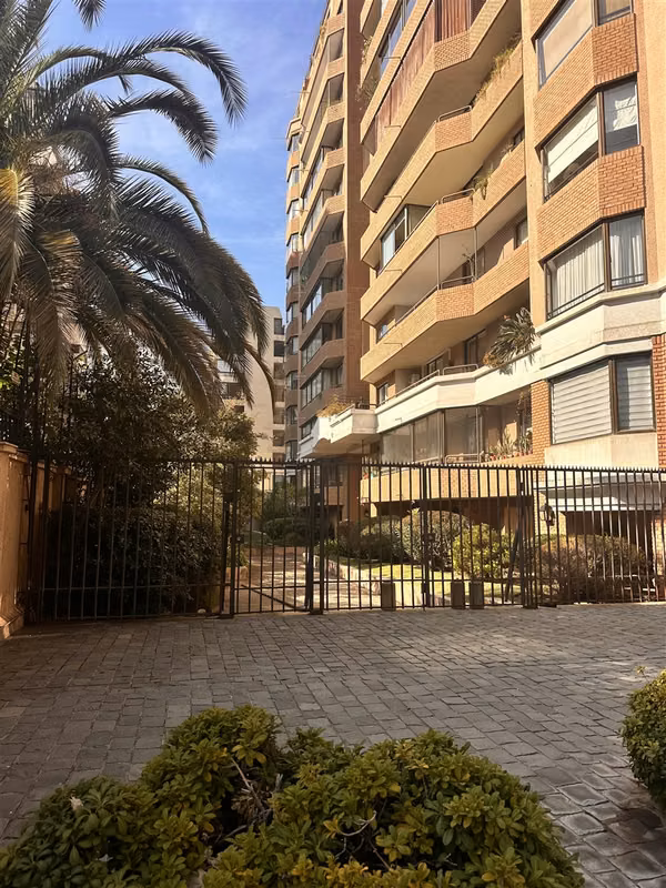 DEPARTAMENTO EXCELENTE DEPTO. EN ARRIENDO 4 DORMITORIOS 3 BAÑOS MAS DORMITORIO SERVICIO CON BAÑO UN ESTACIONAMENITO MAS BODEGA.