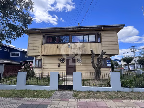 Casa de 2 pisos, Excelente Ubicación.