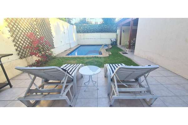 Casa 3pisos con piscina  en condominio la reina