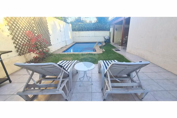 Casa 3pisos con piscina  en condominio la reina