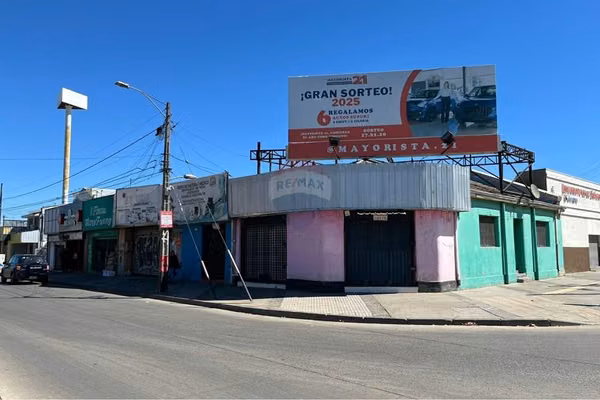Esquina comercial a pasos del crea