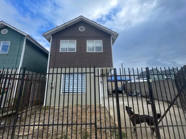 Vende casa de esquina con cabaña en Collico