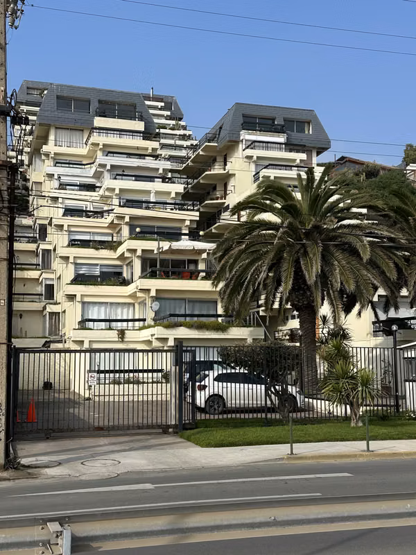 Departamento iluminado,seguro,cómodo y amoblado se vende frente Playa Amarilla Concon