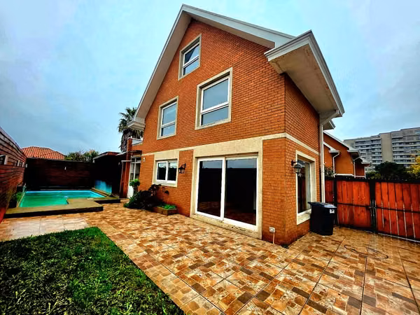 Arriendo casa con Piscina en Condominio en Gabriela Mistral