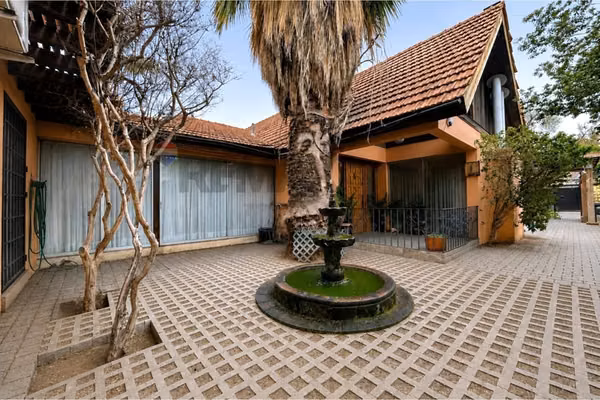 Amplia casa 6d | 5b con piscina en las condes